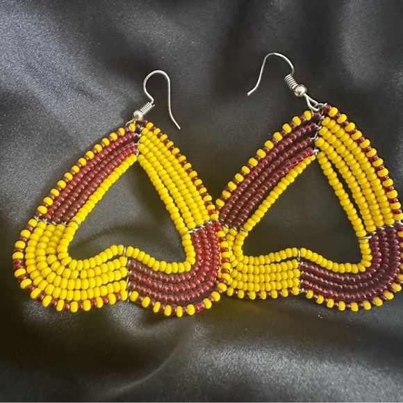 NEW African Handmade Beaded Heart Earrings - Picture 4 of 5